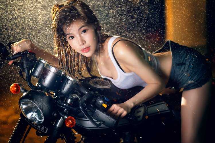 Азиатские девушки мотоцикл