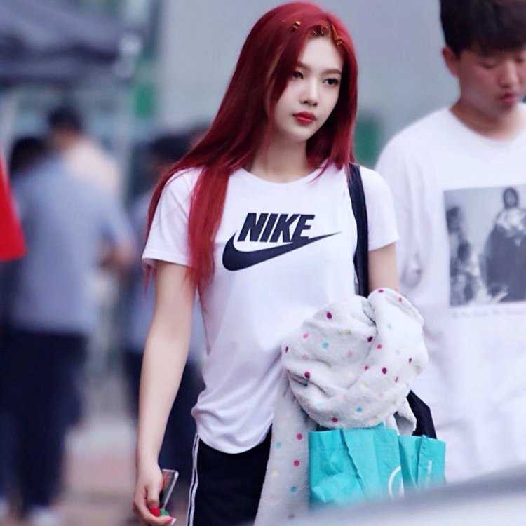 Joy Red Velvet с красными волосами