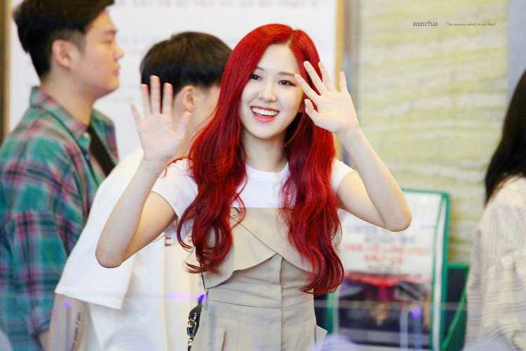 Розе из BLACKPINK С красными волосами