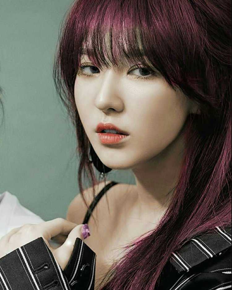 Азиатка с фиолетовыми волосами