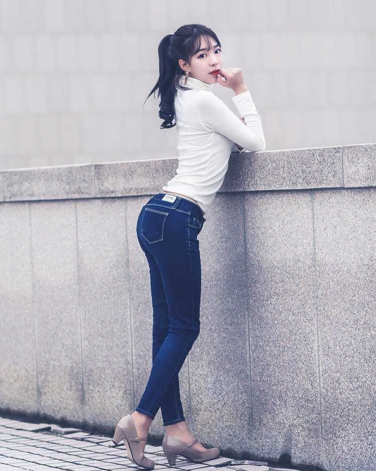 Джинсы для девушек модные