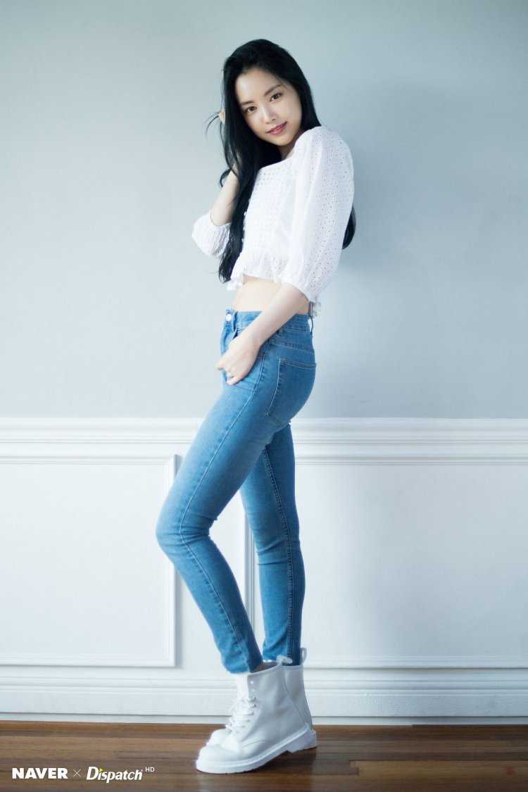 Азиатские девушки в обтягивающих джинсах