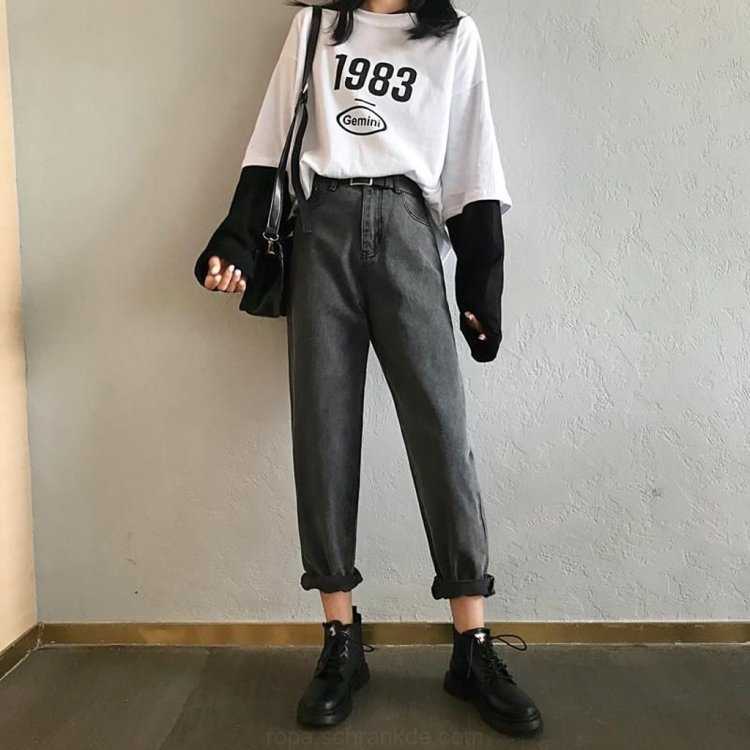 Корейские девушки в черном