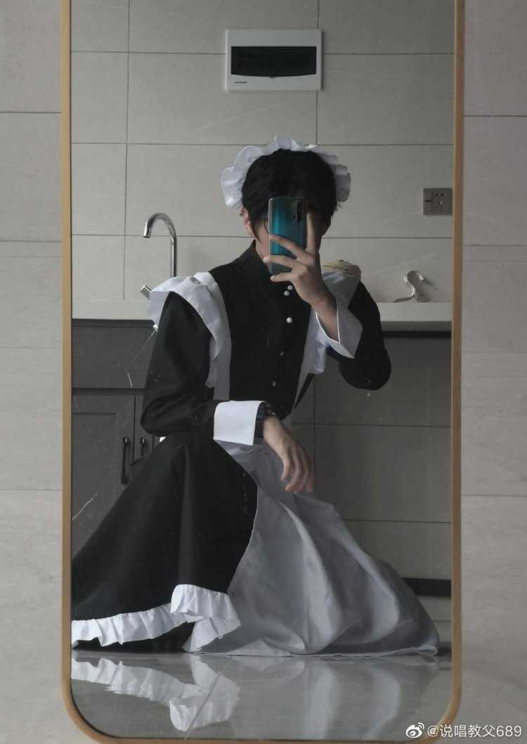 Мальчики в костюмах горничных