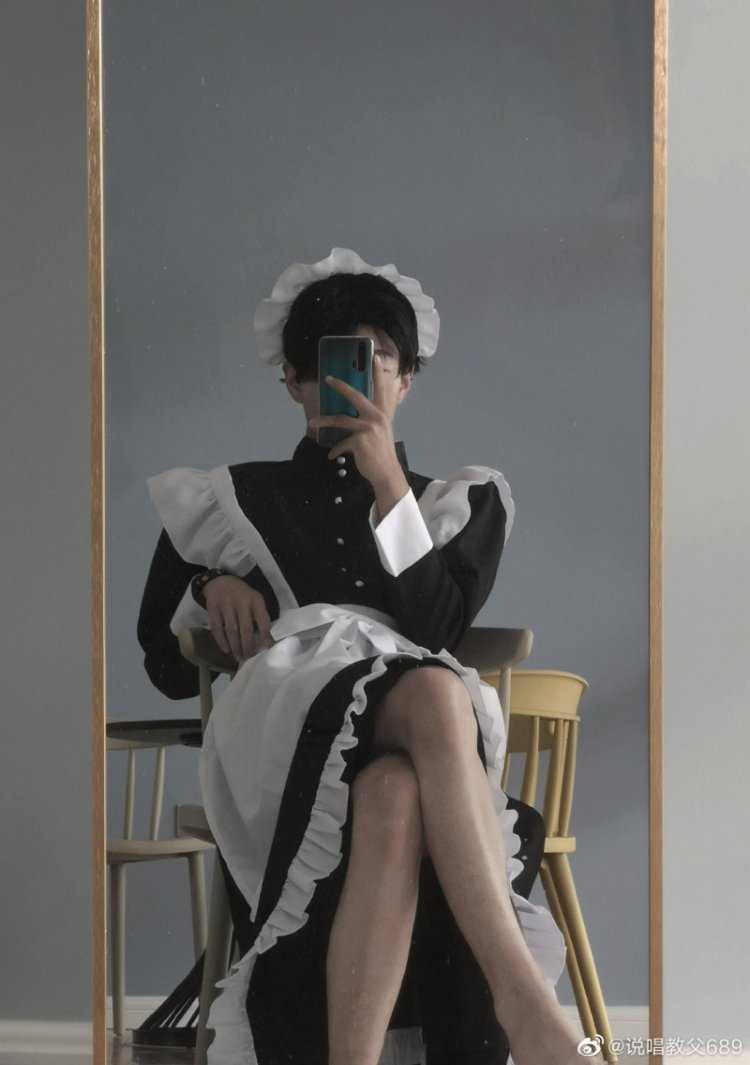 Мальчик в костюме горничной