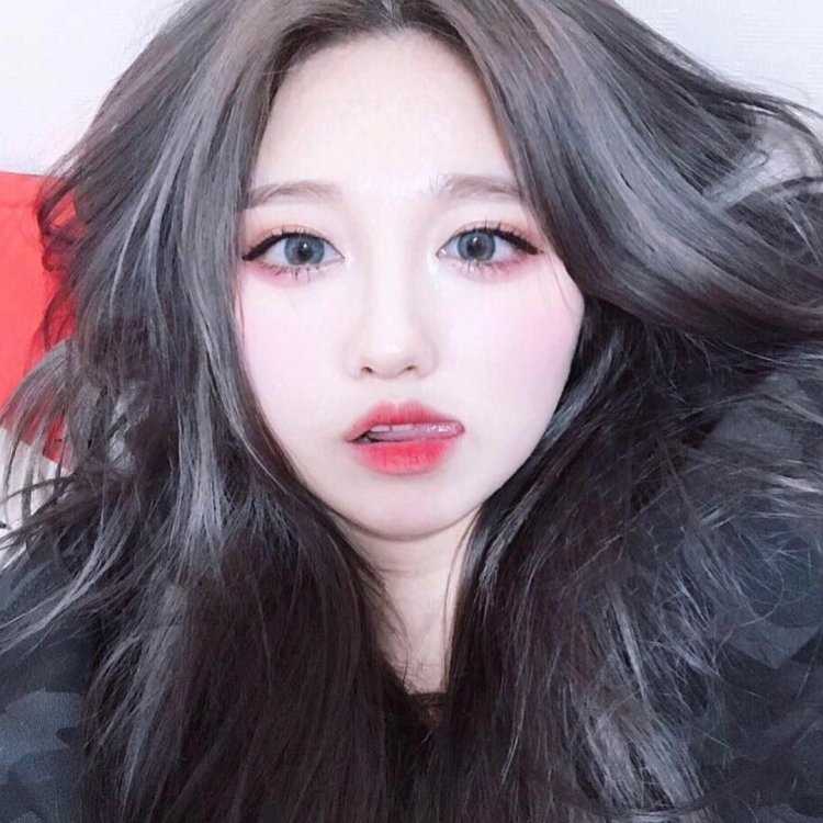 Roh Kyung Joo с чёрными волосами