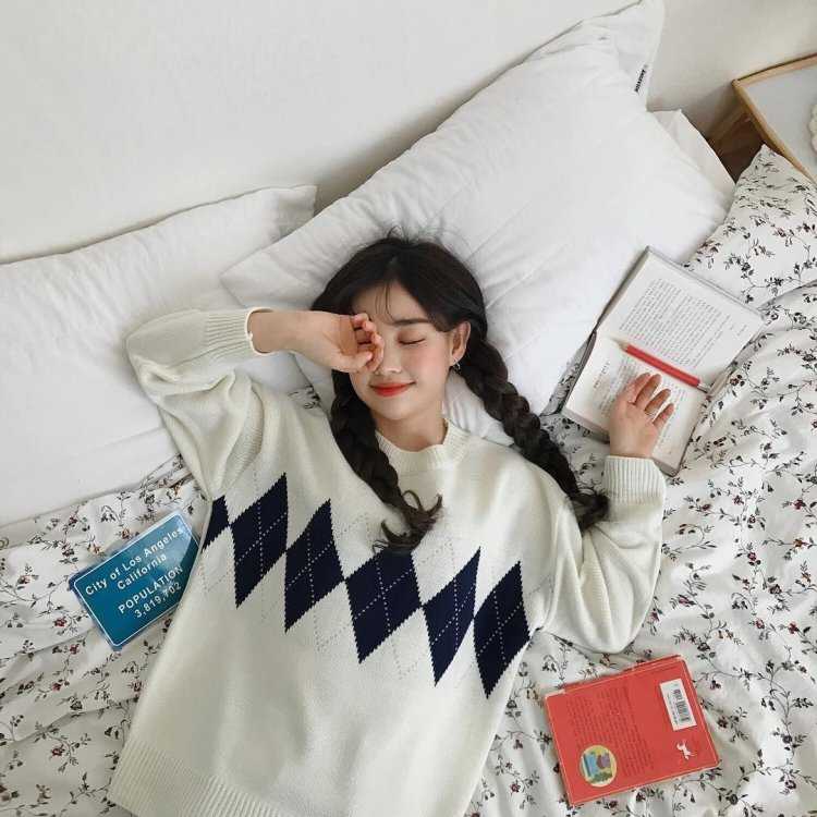 Кореянка с книгой