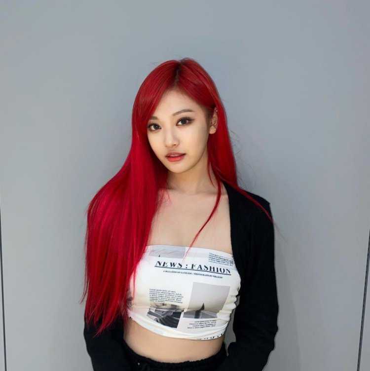 Ниннин из Aespa красные волосы