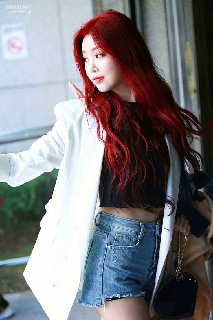 Кореянка с красными волосами