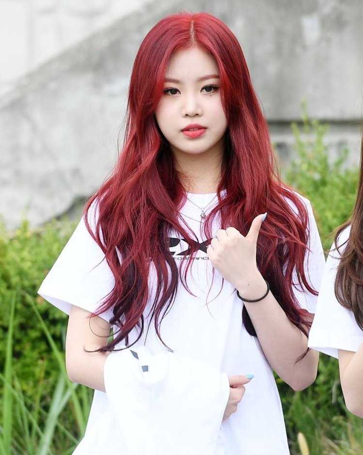 G Idle Суджин с красными волосами