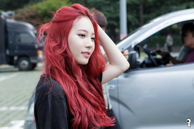 Джису BLACKPINK С красными волосами