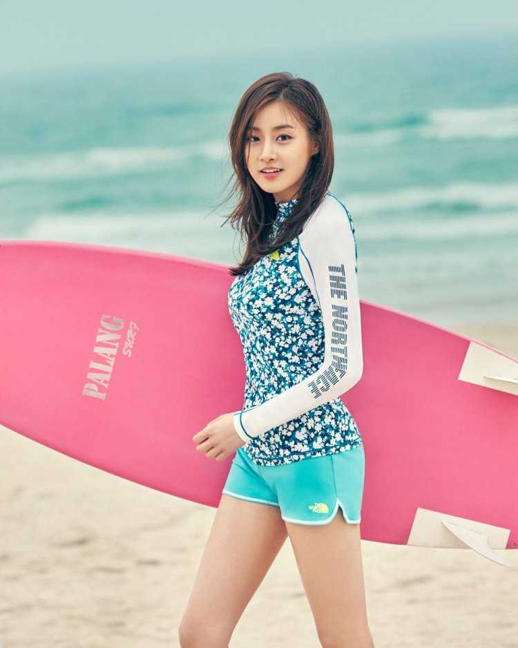 Корейские актрисы в купальниках