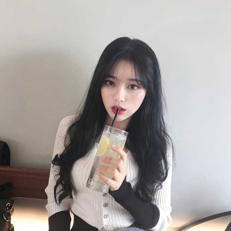 Девушка кореянка с кофе