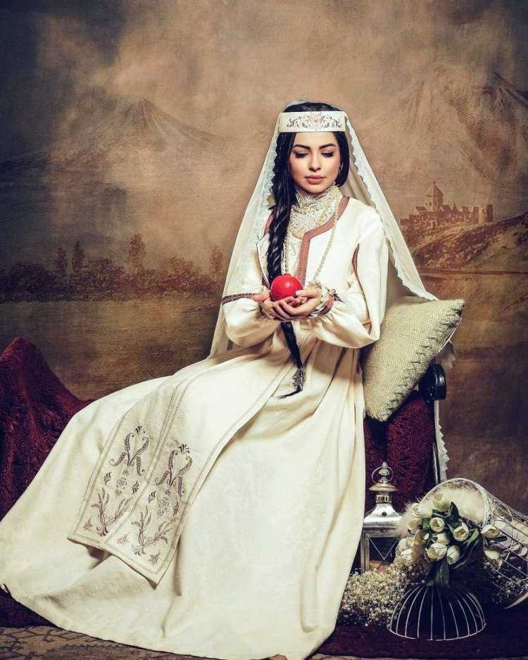 Армянская девушка в национальном костюме с гранатом