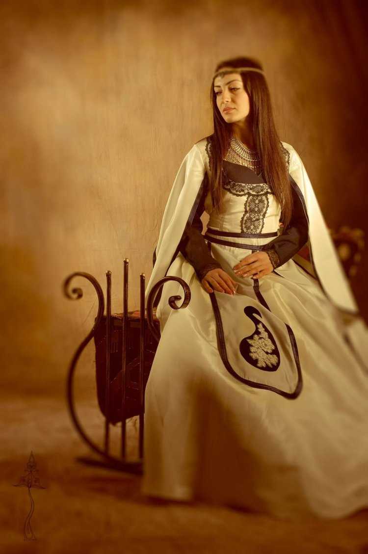 Армянские девушки в национальной одежде