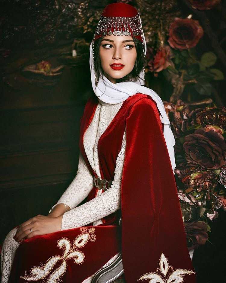 Армянка в национальном костюме с гранатом