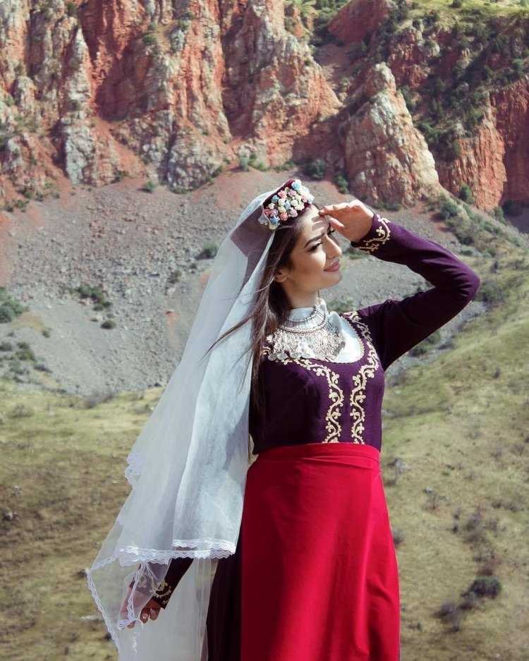 Девушка в армянском национальном