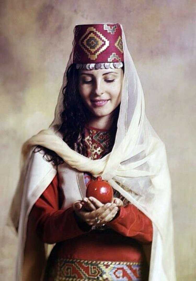 Красивая армянка в национальной одежде18