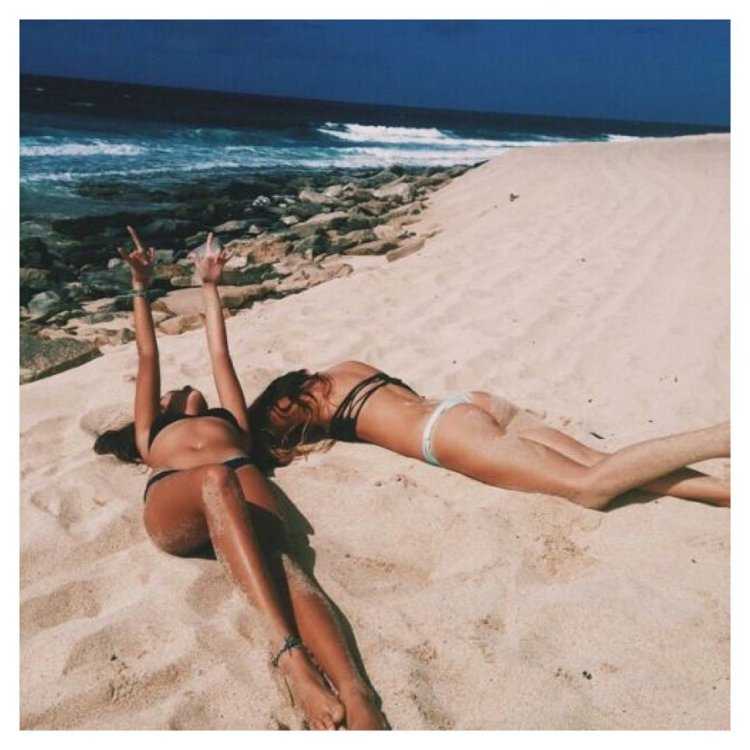 Пляж красивые ноги в Инстаграм