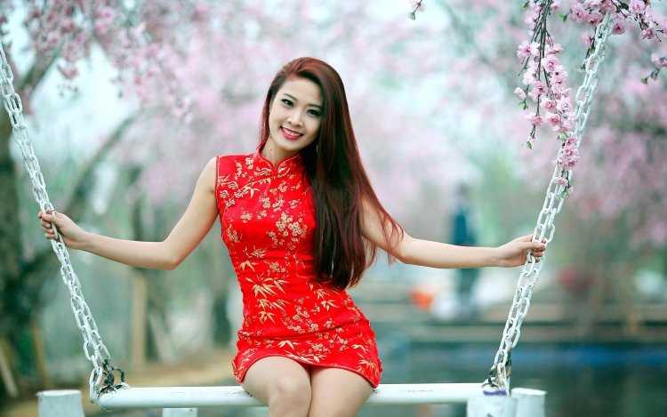 Азиатка в Красном платье