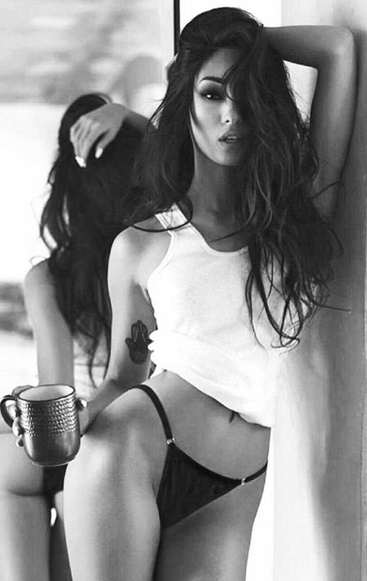 Соблазнительные брюнетки