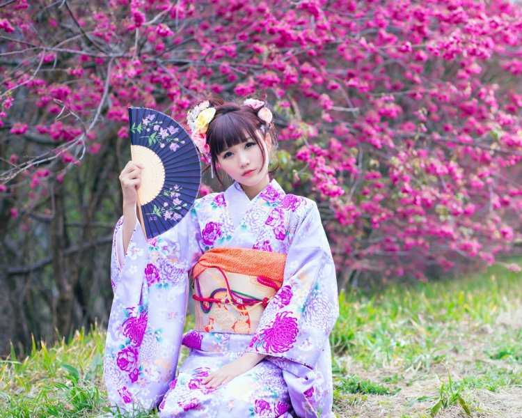 Японский танец в красных юбках