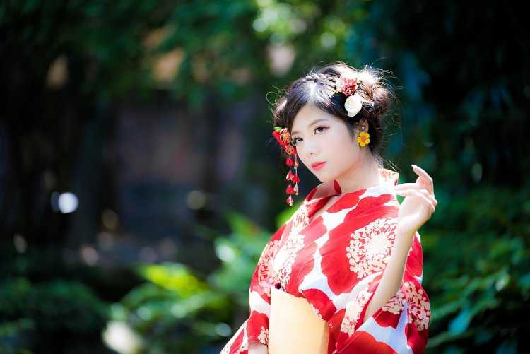 Китайская девушка в кимоно
