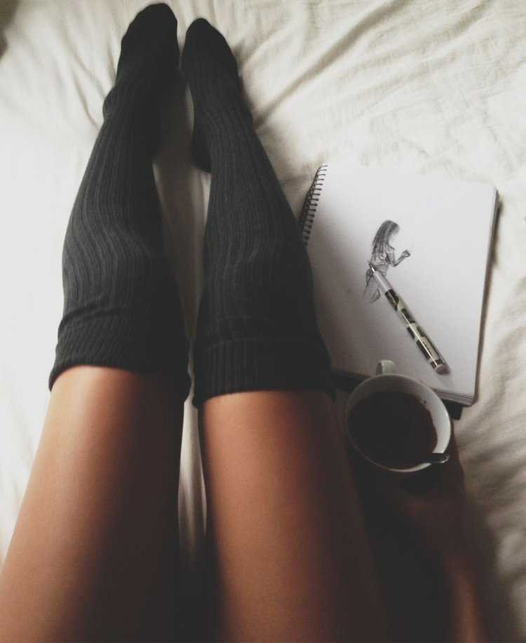 Красивые ноги в гольфах