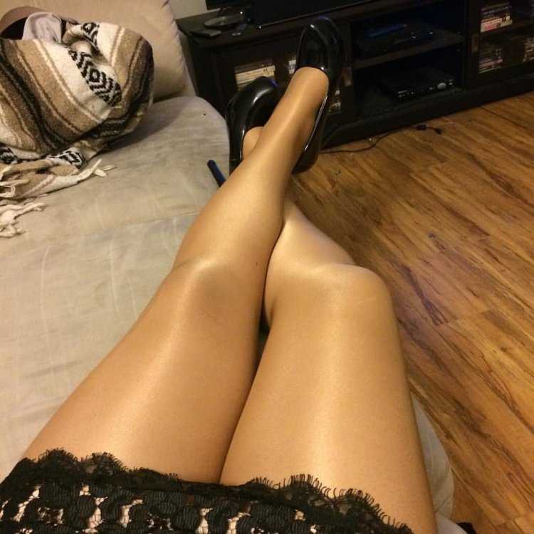 Красивые женские ноги домашние