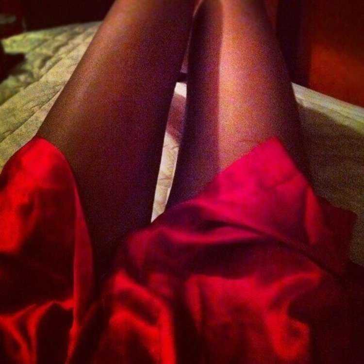 Женские ноги в темноте