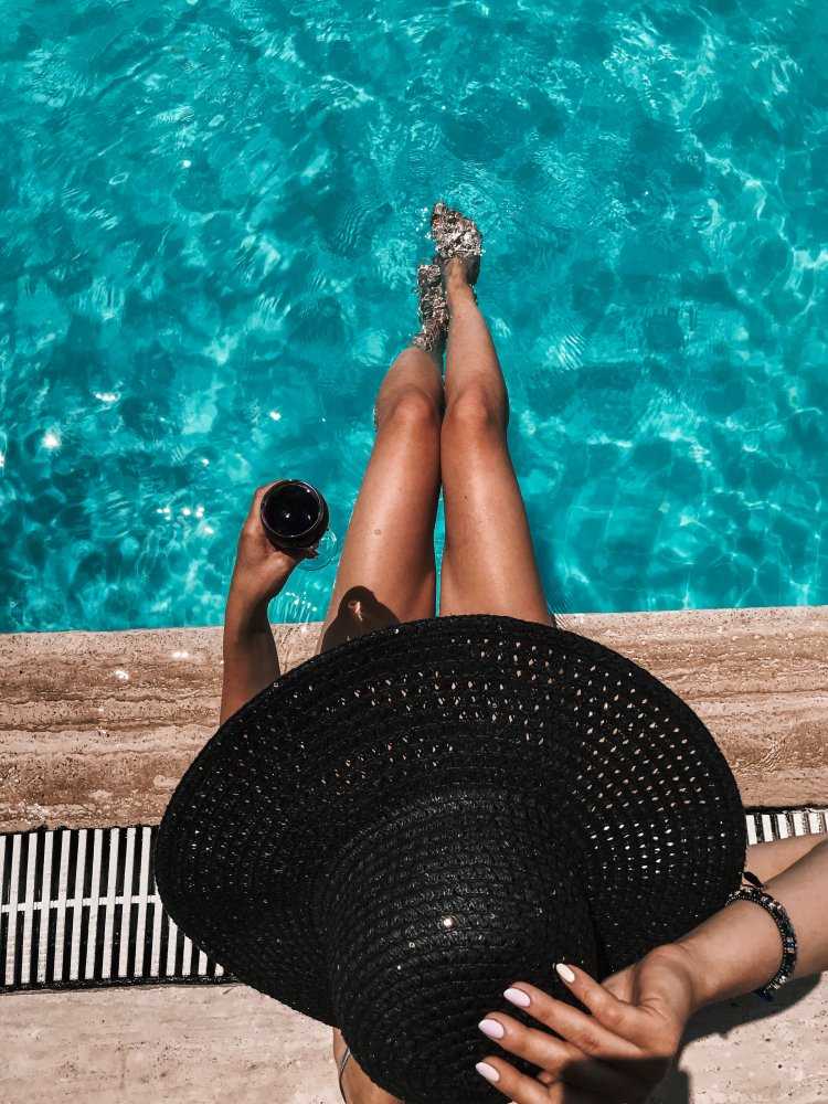 Девушка в бассейне