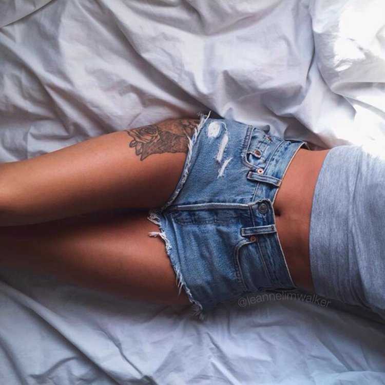 Тату на бедре в шортах