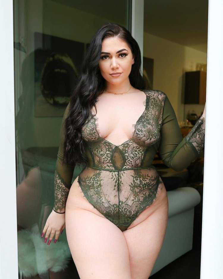 Красивая армянка в платье