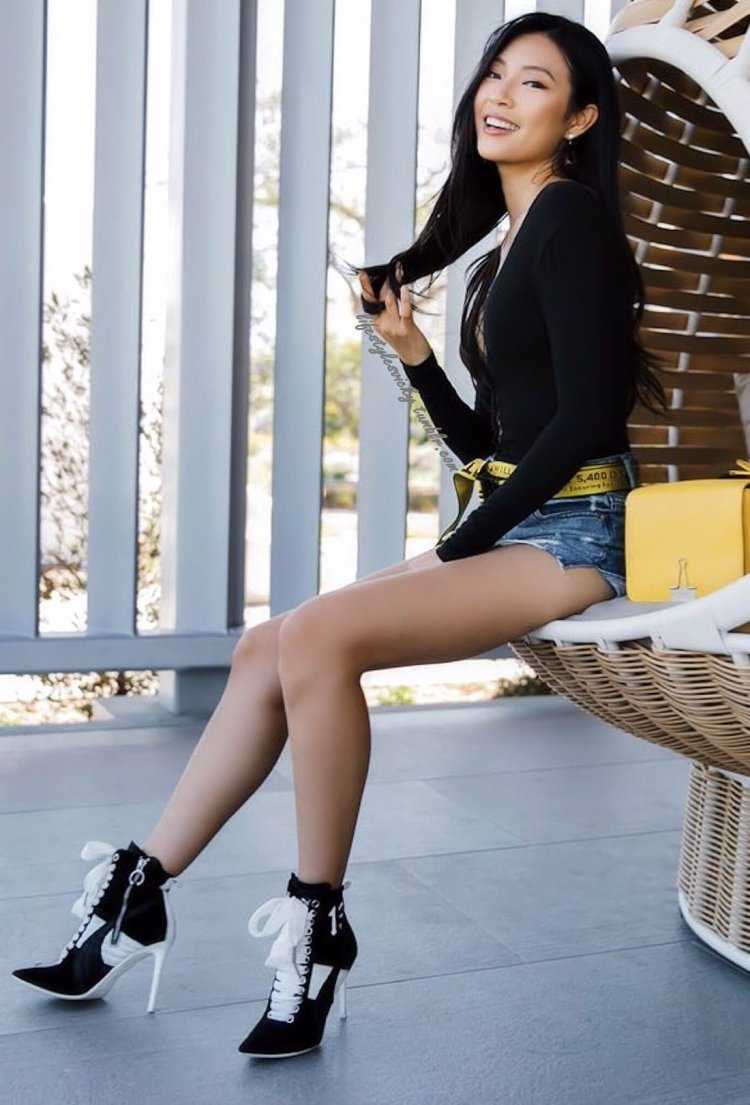 Красивые азиатки в леггинсах