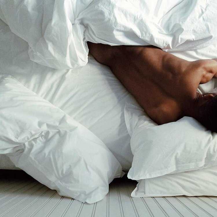 Девушка спит в кровати