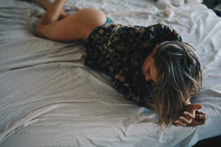 Растрепанные волосы в постели