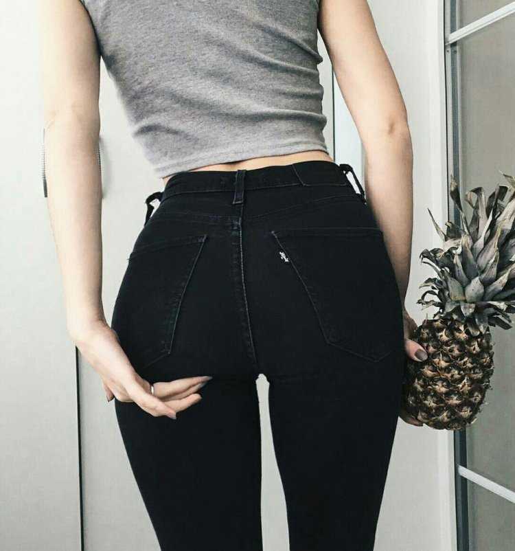 Девушки в чёрных джинсах