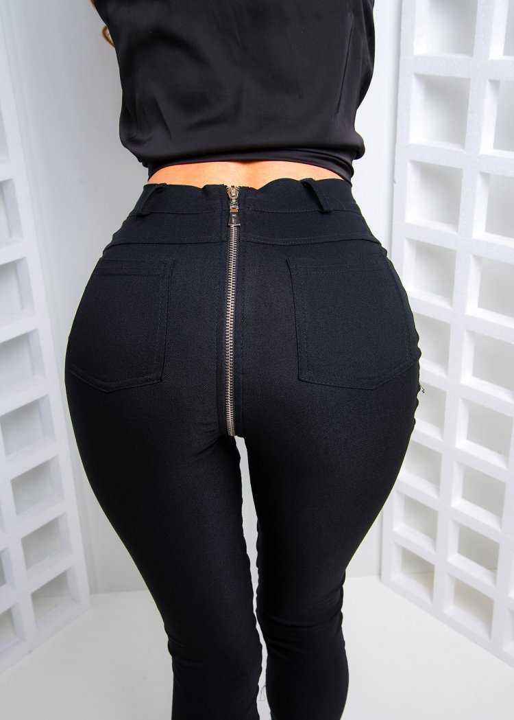 Попки в черных джинсах