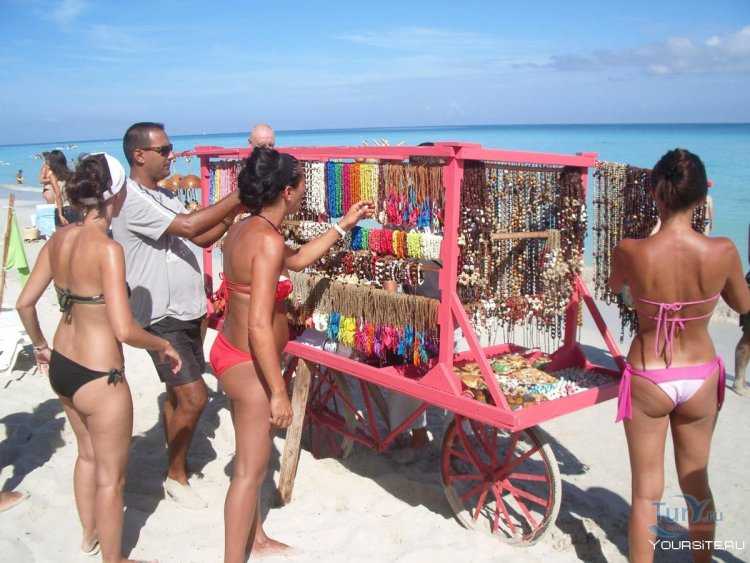 Кубинки на пляже Варадеро