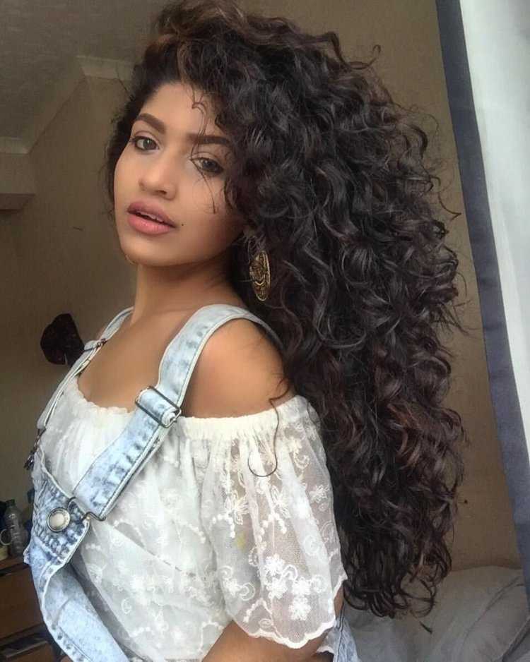 Армянка с кудрявыми волосами