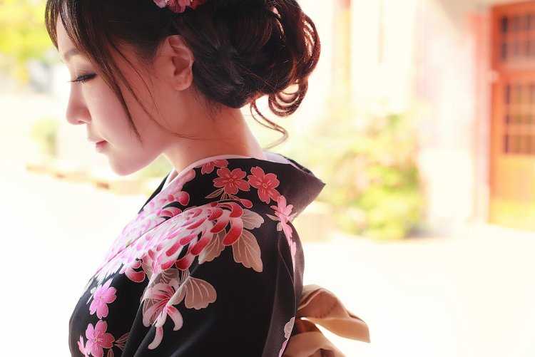 Японка в профиль