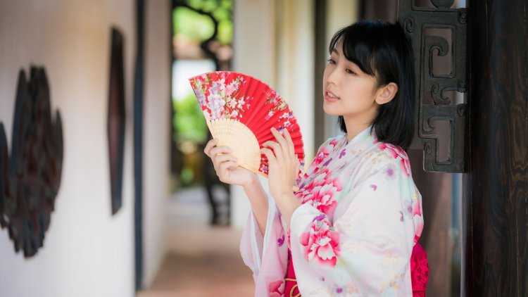 Девушка в кимоно с веером