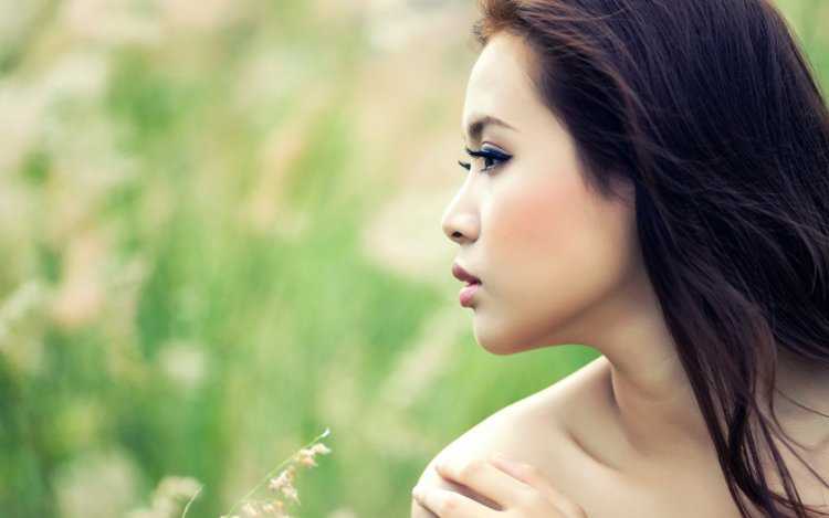 Азиатка в профиль