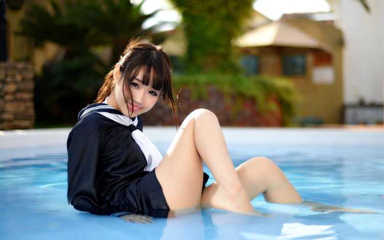 Японки в бассейне в купальниках