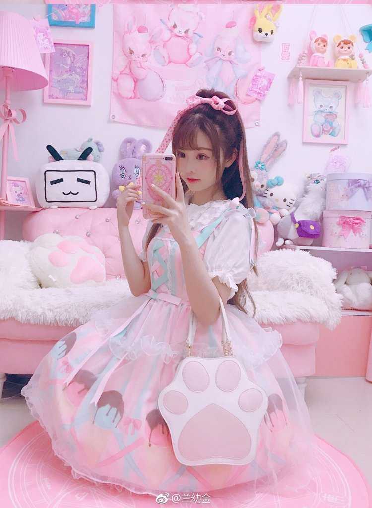 Милые розовые девочки