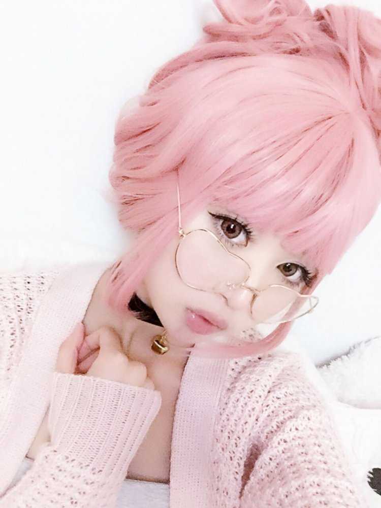 Японские девушки с розовыми волосами