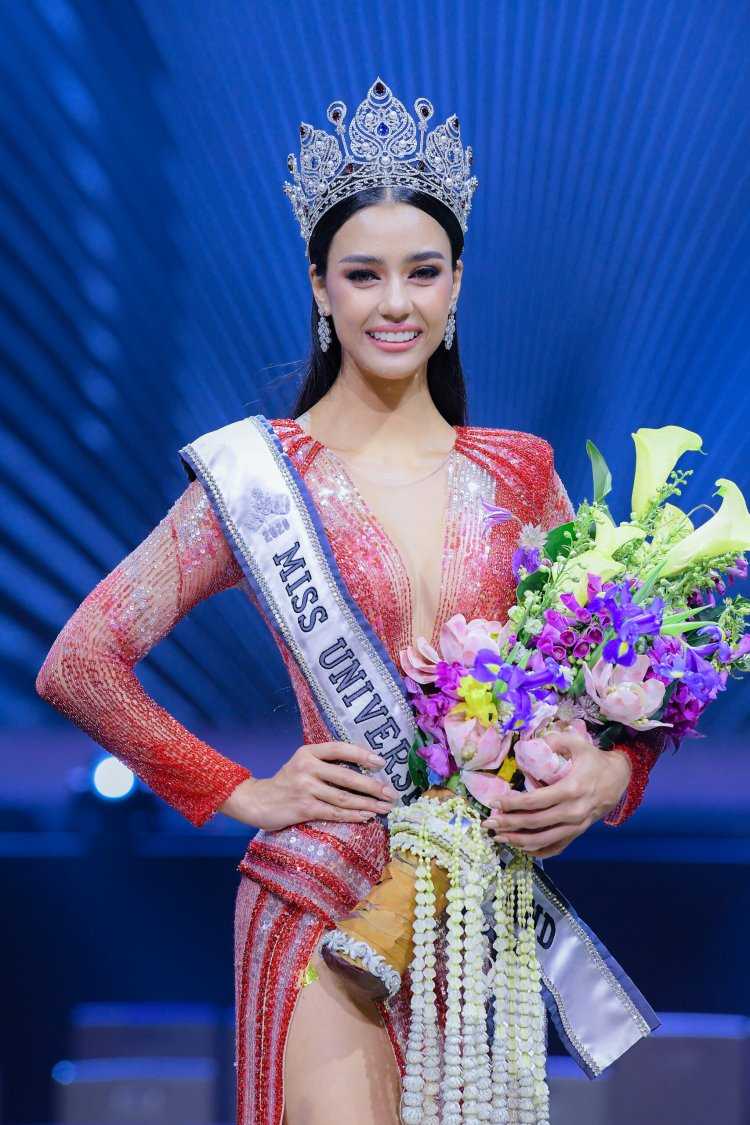 Участники из Филиппин Мисс Вселенная в национальных костюмах