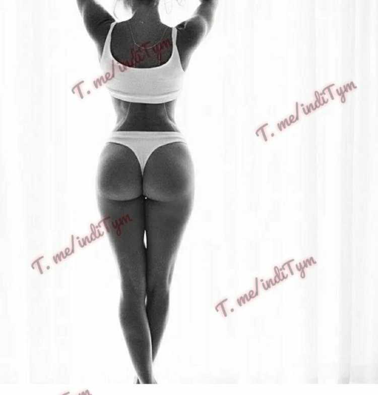Katya Elise Henry в обтягивающем