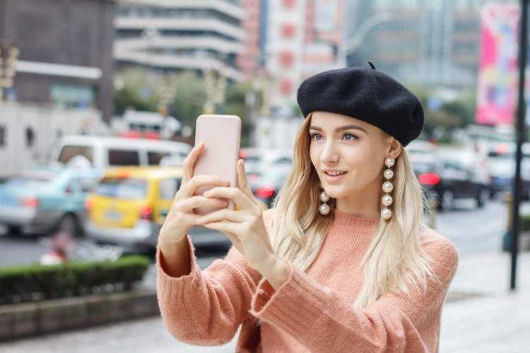 Девушки в беретах