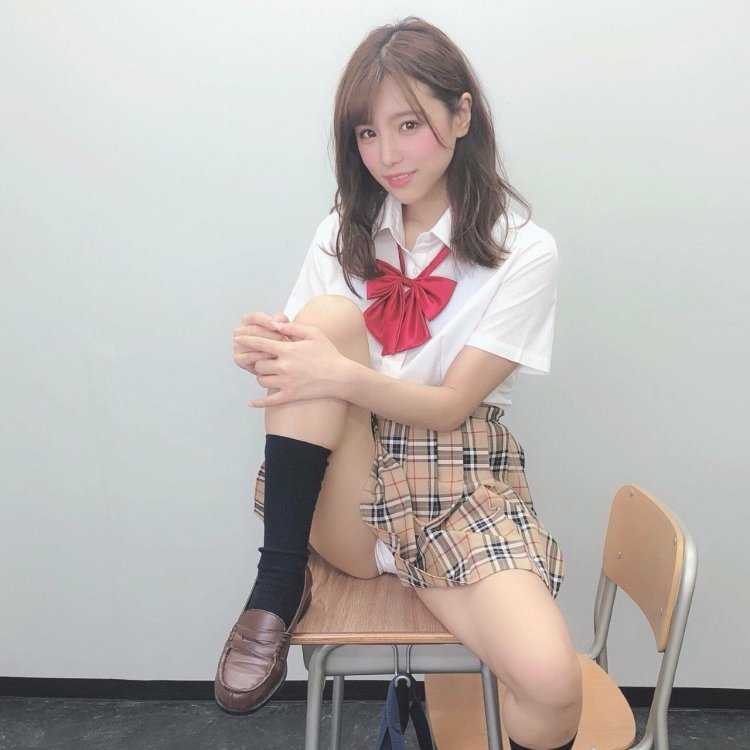 Японских девочек раздевают в школе